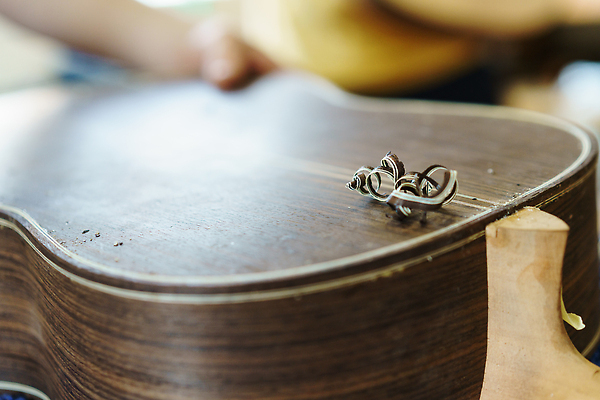 포토 JPG 해외이미지 직업 전통 남자 산업 조각 부분 탁자 노동자 기술 실내 한명 가로 농작물 장비 기구 기타 공구 업무 작업실 제조 소프트포커스 자르기 묘사 장인 주인 공예가 방법 블러 솜씨 스페인어 작업대 플라멩코 핸드메이드 해외202310 해외포토 1 예술 가구 농업 모션 현악기 촬영기법 사람 내부 세계문화유산 도구 작업 파일형식