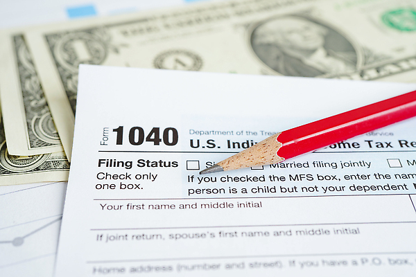 포토 JPG 해외이미지 계절 종이 돈 회사 비즈니스 사람없음 금융 사무실 숫자 펜 달러 디지털 미국 저축 계산기 시간 계산 계획 4월 보고서 서식 문서 법 이익 수익 온라인 회계 계산서 계좌 마감 세금 수입 예산 정부 환불 과세 해외202310 해외포토 문자 컨셉 북아메리카 문구용품 경제 필기구 장비 날짜 재산 파일형식