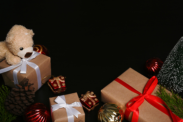 포토 JPG 해외이미지 크리스마스 사람없음 선물상자 검은색 곰인형 오브젝트 솔잎 트리모양 오너먼트 카피스페이스 해외202310 해외포토 모양 기념일 인형 컬러 잎 크리스마스장식 선물 상자 크리스마스트리 공백 파일형식