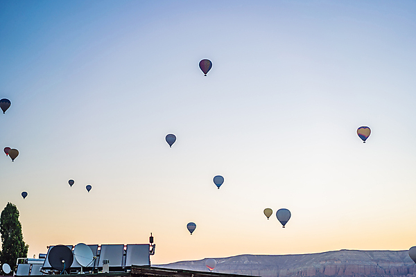 포토 JPG 해외이미지 나무 여행 하늘 산 풍경 사람없음 야외 일몰 로맨틱 열기구 파라볼라안테나 튀르키예 해외202310 해외포토 식물 아시아 컨셉 항공교통 안테나 노을 파일형식