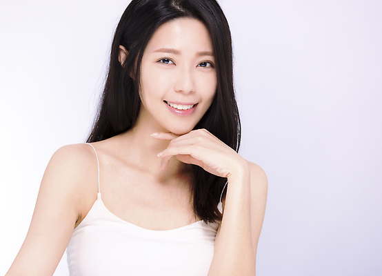 포토 JPG 해외이미지 손 응시 여자 행복 얼굴 포즈 백그라운드 건강 한명 미소 사람 동양인 뷰티 유행 중국 화장품 기쁨 흰색 신선 화려 우아함 치아 피부 스킨케어 고립 돌봄 스타일 해외202310 해외포토 1 시선 감정 아시아 컬러 컨셉 모션 표정 인종 신체부위 소화기관 파일형식