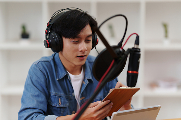 포토 JPG 해외이미지 라이프스타일 남자 인터넷 비즈니스 통신 탁자 주택 직장 실내 말하기 대화 한명 앉기 목재 노트북 컴퓨터 펜 디지털 헤드폰 공책 장비 램프 작업 네트워크 개울 뉴스 연결 책상 마이크 면접 라디오 오디오 방송 온라인 주인 소셜 생존 밀레니얼 해외202310 해외포토 나무 1 음향기기 가구 회사 재료 모션 문구용품 조명 사람 내부 건물 생활 경제 전자제품 강 필기구 파일형식