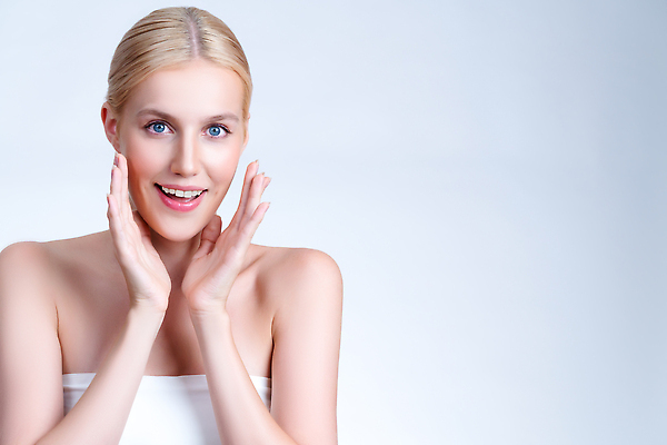 포토 JPG 해외이미지 응시 여자 한명 상반신 성인 앞모습 뷰티 꽃받침 성인여자한명만 해외202310 해외포토 1 시선 뷰포인트 사람 손짓 여자한명만 성인여자만 파일형식