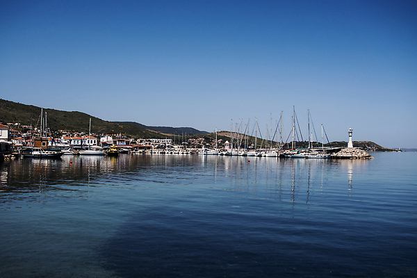 포토 JPG 해외이미지 유럽 아시아 문화 바다 컬러 요트 건축양식 교통시설 하늘 낚시 휴가 사람 사람없음 야외 가로 파란색 컬러풀 뷰티 반사 항구 도시 어선 보트 역사 지중해 정박 포트 랜드마크 옛날 튀르키예 해외202310 해외포토 건축 나라 교통 배_교통 레저 시설 파일형식