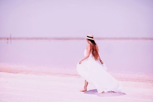 포토 JPG 해외이미지 전신 원피스 여자 바다 한명 성인 옆모습 화려 소금 성인여자한명만 핑크리본 해외202310 해외포토 1 옷 리본 뷰포인트 컨셉 사람 여자한명만 성인여자만 파일형식