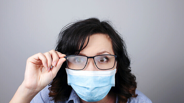 포토 JPG 해외이미지 백인 라이프스타일 여자 안경 얼굴 백그라운드 건강 가면 한명 안전 사람 성인 고통 흰색 표현 바이러스 보호 질병 일회용 측정 예방 감염 문제 고립 돌봄 뿌연 이슈 인플루엔자 전염병 코로나바이러스 해외202310 해외포토 서양인 1 잡화 감정 컬러 컨셉 의학 모션 생활 신체부위 파일형식