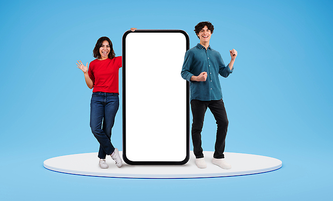 포토 JPG 해외이미지 전신 여자 남자 백그라운드 서기 성인 두명 파란색 스마트폰 스크린 파이팅 잡기 목업 성인만 카피스페이스 해외포토 컬러 모션 사람 핸드폰 스마트기기 공백 파일형식