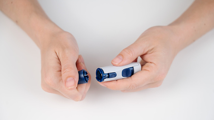 포토 JPG 해외이미지 손 건강 신체부위 기계 분석 찌르기 당뇨병 혈당 해외202310 해외포토 컨셉 모션 사람 혈액 질병 파일형식