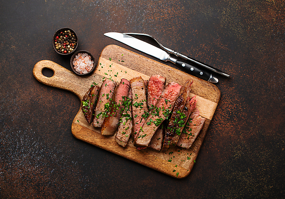 포토 JPG 해외이미지 포크 단면 육류 스테이크 사람없음 신선 나이프 슬라이스 소금 나무도마 통후추 나무배경 해외202310 해외포토 식기 백그라운드 식재료 도마 서양음식 목재 칼 후추 파일형식