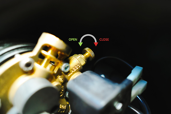 포토 JPG 해외이미지 모양 산업 교통시설 자동차 화살 새로움 사람없음 빛 힘 기계 재활용 장비 에너지 오픈 기술자 황금 수리 닫기 휘발유 석유 컨테이너 심볼 회전 탱크 연료 가스 다이얼 엔진 정비공 모터 놋쇠 옛날 자동 조작 해외202310 해외포토 직업 육상교통 교통 컨셉 모션 시설 친환경 파일형식