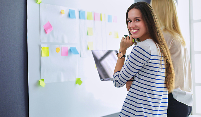 포토 JPG 해외이미지 백인 라이프스타일 여자 행복 엄마 실내 건강 병원 미소 사람 동양인 두명 뷰티 약 임신 장비 시험 환자 의사 맥박 예측 토론 상담 약속 긍정 태아 돌봄 헬프 복부 해외202310 해외포토 서양인 교육 감정 컨셉 의학 가족 모션 표정 인종 내부 생활 신체부위 의료진 도움 파일형식