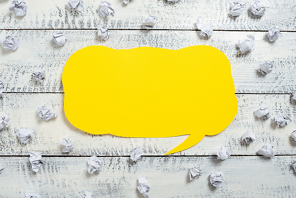 포토 JPG 해외이미지 종이 말풍선 아이디어 사람없음 노란색 종이뭉치 카피스페이스 나무배경 해외202310 해외포토 컬러 백그라운드 컨셉 공백 뭉치 파일형식