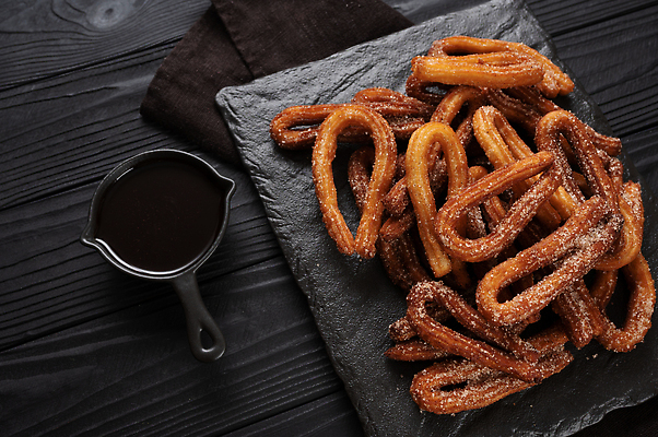 포토 JPG 해외이미지 전통 음식 백그라운드 아침 디저트 요리 사람없음 목재 갈색 초콜릿 검은색 식사 빵집 튀김 흰색 시골 뜨거움 막대기 스페인 달콤 아침식사 가루 설탕 굽기 먹기 반죽 칼로리 스페인어 시나몬 영양분 페스츄리 핸드메이드 캐러멜 많음 맛있는 해외202310 해외포토 주간 나무 유럽 빵 컬러 컨셉 재료 모션 상점 맛 구이 파일형식