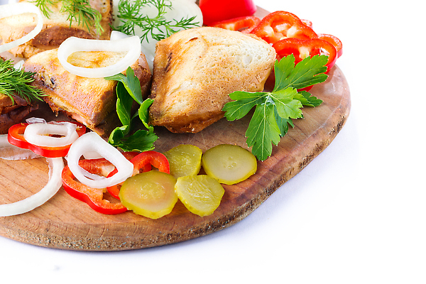 포토 JPG 해외이미지 나무 음식 백그라운드 양파 파슬리 샌드위치 사람없음 빨간색 흰색 뜨거움 자르기 먹기 준비 피클 딜 목판 해외202310 해외포토 식물 컬러 채소 모션 절임 파일형식