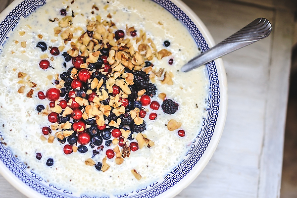 포토 JPG 해외이미지 라이프스타일 분홍색 재료 유리 딸기 아침 바나나 건강 키위 씨앗 사람없음 가로 빨간색 초록색 컬러풀 숟가락 식사 우유 에너지 견과류 흰색 시골 맛 혼합 먹기 민트 상쾌 블루베리 산딸기 코코넛 아몬드 비타민 요거트 뮤즐리 스무디 채식주의자 디톡스 슈퍼푸드 비건 귀리 그래놀라 해외202310 해외포토 주간 식물 감정 음료 음식 컬러 컨셉 과일 모션 재질 유제품 곡류 수저 생활 허브 채식 건강식품 영양소 파일형식