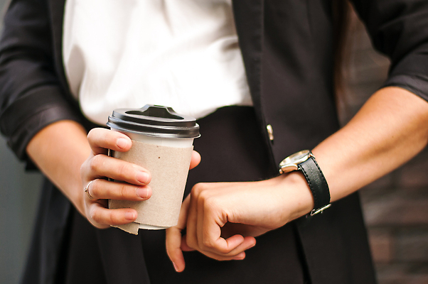 포토 JPG 해외이미지 백인 라이프스타일 손 응시 여자 행복 커피 음료 시계 인터넷 비즈니스 통신 창문 탁자 아침 모바일 휴식 한명 사람 앉기 성인 컵 스마트폰 사무실 뷰티 상점 식당 카페 마시기 시간 업무 작업 바 비즈니스우먼 바쁨 점심식사 단절 해외202310 해외포토 주간 서양인 1 식기 시선 감정 가구 컨셉 모션 생활 신체부위 핸드폰 스마트기기 식사 직장인 파일형식