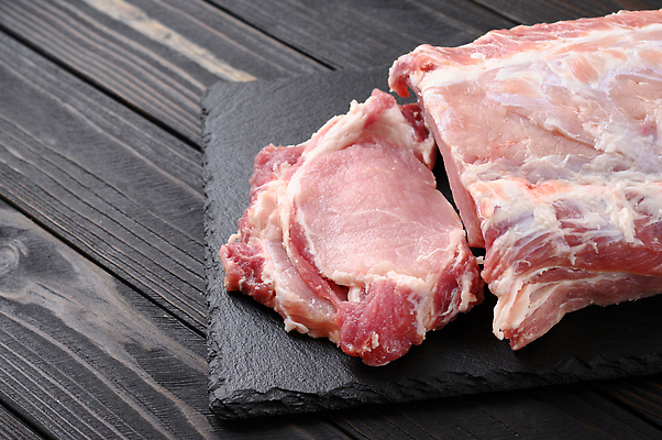 포토 JPG 해외이미지 음식 조각 백그라운드 재료 탁자 육류 스테이크 요리 비프스테이크 사람없음 목재 빨간색 주방 검은색 식사 저녁식사 어둠 소고기 신선 양념 그릴 바비큐 자르기 굽기 허브 향신료 준비 날것 대리석 소금 후추 로즈메리 갈비뼈 단백질 등심 생식 정육점 해외202310 해외포토 나무 식물 컬러 가구 식재료 모션 주방용품 뼈 서양음식 상점 구이 영양소 향미료 파일형식