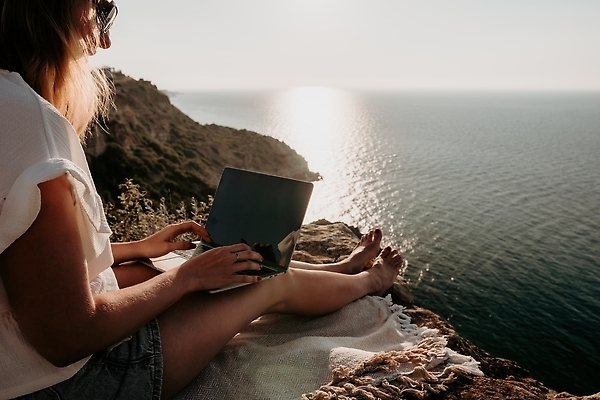 포토 JPG 해외이미지 직업 라이프스타일 여자 행복 커피 바다 여행 인터넷 비즈니스 통신 휴가 휴식 직장 관리 한명 사람 성인 해변 야외 물 여름 노트북 컴퓨터 뷰티 여행객 공책 자유 타이핑 키보드 업무 작업 네트워크 바쁨 멀리 온라인 프리랜서 해외202310 해외포토 자연요소 1 계절 감정 음료 컨셉 회사 문구용품 생활 전자제품 파일형식