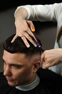 포토 JPG 해외이미지 직업 라이프스타일 헤어스타일 남자 행복 얼굴 수염 사람 두명 유행 상점 잡기 붓 업무 미용사 이발 자르기 고객 콧수염 서비스 면도기 주인 몸단장 이발소 다듬기 돌봄 스타일리스트 스타일링 이발사 스타일 힙스터 해외202310 해외포토 패션 감정 모션 생활 신체부위 위생용품 작업 뷰티샵 파일형식