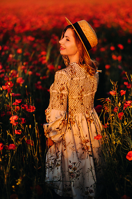 포토 JPG 해외이미지 여자 백그라운드 꽃밭 한명 상반신 성인 옆모습 빨간색 화려 양귀비 성인여자한명만 해외202310 해외포토 1 꽃 뷰포인트 컬러 컨셉 사람 여자한명만 성인여자만 파일형식
