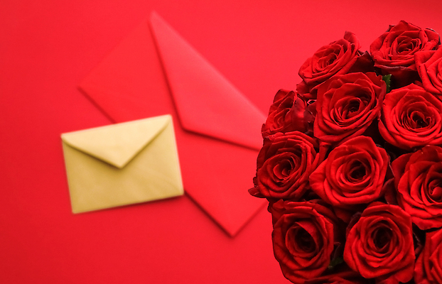 포토 JPG 해외이미지 꽃다발 백그라운드 편지봉투 발렌타인데이 사람없음 빨간색 장미 러브레터 해외포토 꽃 컬러 데이이벤트 봉투 편지 파일형식