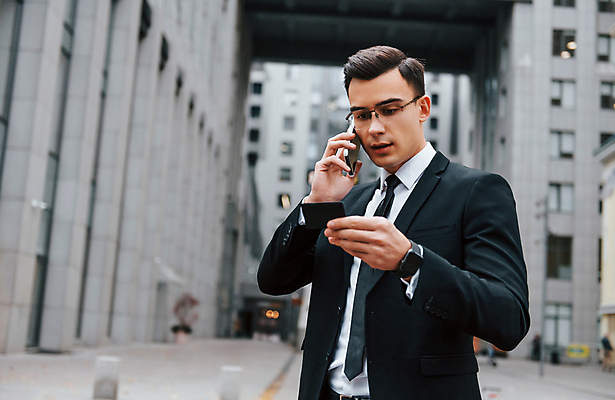 포토 JPG 해외이미지 응시 남자 안경 명함 한명 들기 정장 상반신 성인 옆모습 스마트폰 도시 직장인 비즈니스맨 스마트 통화 스마트워치 성인남자한명만 해외포토 직업 1 시선 잡화 옷 뷰포인트 컨셉 비즈니스 모션 사람 핸드폰 스마트기기 웨어러블 남자한명만 성인남자만 파일형식