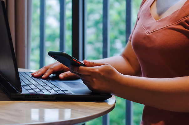 포토 JPG 해외이미지 직업 라이프스타일 손 여자 행복 인터넷 비즈니스 사업가 텍스트 통신 모바일 주택 실내 사람 앉기 성인 사람없음 금융 노트북 스마트폰 핸드폰 컴퓨터 사무실 공책 잡기 업무 비즈니스우먼 네트워크 메시지 어플리케이션 연결 사이버 무선전화기 스마트 책상 경영자 온라인 프리랜서 해외202310 해외포토 감정 가구 컨셉 모션 문구용품 내부 건물 생활 신체부위 경제 전자제품 스마트기기 작업 직장인 전화기 리더 파일형식