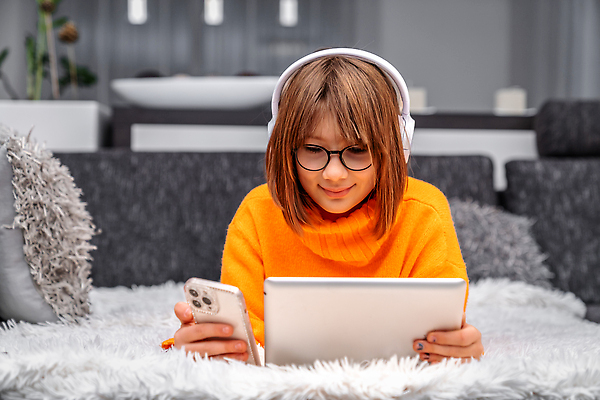 포토 JPG 해외이미지 여자 교육 어린이 이어폰 인터넷 주택 한명 동양인 노트북 학습 스터디 컴퓨터 헤드폰 공책 방 온라인 혼혈 해외202310 해외포토 1 음향기기 문구용품 사람 인종 건물 전자제품 다문화 파일형식