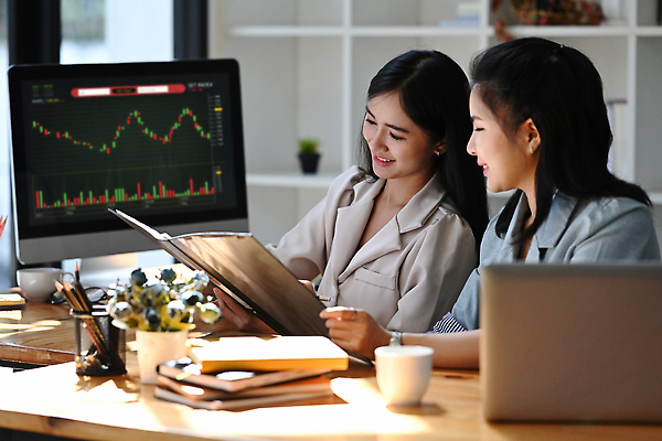 포토 JPG 해외이미지 응시 여자 화초 그래프 책장 들기 앉기 상반신 성인 두명 옆모습 노트북 사무실 모니터 공책 비즈니스우먼 스마트 책상 연필꽂이 성인여자만 해외202310 해외포토 식물 시선 뷰포인트 가구 컨셉 비즈니스 모션 문구용품 사람 전자제품 컴퓨터 직장인 여자만 성인만 파일형식