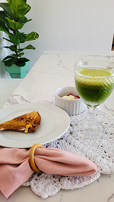 포토 JPG 해외이미지 라이프스타일 접시 손 커플 커피 음료 음식 컨셉 과일 가족 탁자 주택 함께함 실내 사람 성인 사람없음 목재 친구 식사 주스 모임 우유 마시기 시골 아침식사 먹기 크림 나눔 점심식사 많음 해외202310 해외포토 나무 식기 가구 재료 관계 모션 유제품 내부 건물 생활 신체부위 파일형식