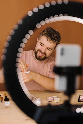 포토 JPG 해외이미지 남자 전등 한명 상반신 성인 앞모습 스마트폰 뷰티 화려 바르기 메이크업아티스트 아이섀도 수분크림 성인남자한명만 크리에이터 영상촬영 해외202310 해외포토 직업 1 뷰포인트 컨셉 모션 조명 사람 핸드폰 스마트기기 촬영 화장품 남자한명만 성인남자만 파일형식 1인미디어