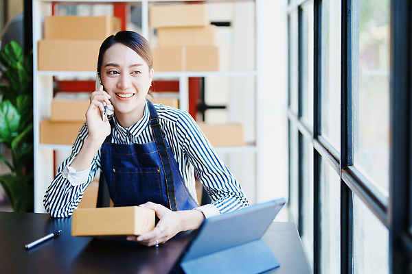 포토 JPG 해외이미지 옷 여자 행복 아시아 백그라운드 컨셉 인터넷 비즈니스 포장 사업가 성공 주택 한명 동양인 노트북 스마트폰 컴퓨터 상자 알약 판매 상점 비즈니스우먼 상품 상인 고객 확인 온라인쇼핑 패키지 질서 획득 온라인 주인 짐싸기 전자상거래 마케팅 프리랜서 해외202310 해외포토 직업 1 감정 나라 사람 인종 건물 전자제품 핸드폰 스마트기기 쇼핑 약 예절 직장인 파일형식