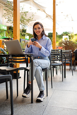 포토 JPG 해외이미지 전신 응시 여자 안경 인터넷 비즈니스 사업가 통신 모바일 갈색머리 한명 앉기 야외 캐주얼 세로 여름 노트북 스마트폰 핸드폰 컴퓨터 카페 잡기 업무 작업 비즈니스우먼 메시지 연결 전화기 통화 카페테리아 온라인 프리랜서 해외202310 해외포토 직업 1 헤어스타일 시선 잡화 옷 계절 모션 사람 전자제품 스마트기기 상점 직장인 파일형식