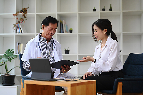 포토 JPG 해외이미지 식물 여자 노년 남자 화분 안경 의자 들기 앉기 상반신 성인 태블릿 진료 의사 서류판 해외포토 잡화 가구 의학 모션 사람 전자제품 스마트기기 사무용품 의료진 파일형식