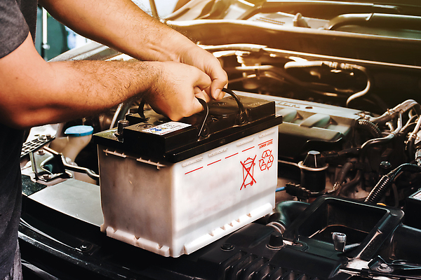 포토 JPG 해외이미지 직업 손 산업 부분 교통시설 자동차 노동자 사람없음 상점 힘 기계 과학기술 업무 작업실 기술자 변화 수리 확인 서비스 시스템 고정 문제 엔진 정비공 점검 모터 유지 교체 베터리 삽입 옛날 자동 차고 해외202310 해외포토 육상교통 교통 컨셉 기술 신체부위 작업 시설 파일형식