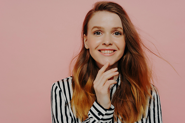 포토 JPG 해외이미지 백인 1 라이프스타일 여자 행복 감정 얼굴 벽 분홍색 포즈 백그라운드 신체 한명 서기 미소 사람 성인 빛 뷰티 갈색 유행 카메라 검은색 기쁨 블라우스 웨이브 긍정 보여주기 생강 길이 빨간머리 고립 정중 표현성 해외202310 해외포토 서양인 헤어스타일 컬러 컨셉 상의 채소 모션 표정 생활 신체부위 전자제품 파일형식