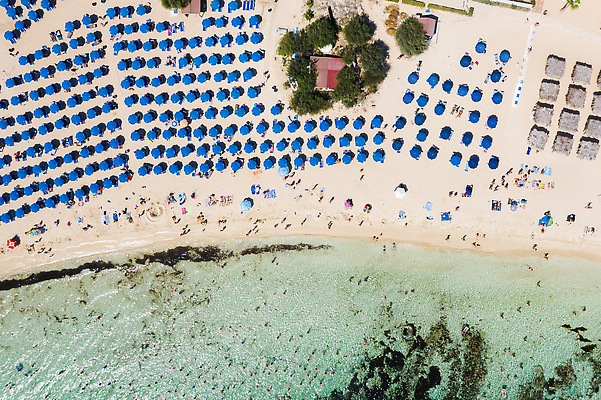 포토 JPG 해외이미지 바다 여행 우산 건축양식 자연 호텔 휴가 휴식 바닥 항해 안테나 사람없음 물 파란색 햇빛 환경 만 지중해 장면 석호 항공촬영 파라다이스 해외202310 해외포토 자연요소 건축 뷰포인트 컬러 컨셉 배_교통 통신 숙소 태양 생태계 파일형식