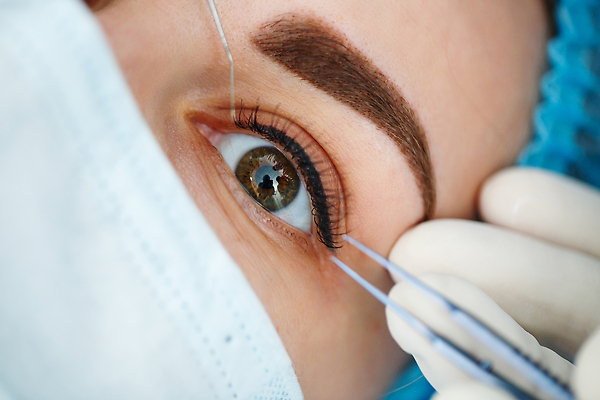 포토 JPG 해외이미지 손 여자 안경 얼굴 과학 미래 건강 병원 현미경 실험 한명 사람 치료 컴퓨터 사무실 약 폭포 장비 의사 수술 시력 하이테크 비전 안과 외과 완벽 광학 해외202310 해외포토 1 잡화 컨셉 비즈니스 의학 자연 기술 실험기구 신체부위 전자제품 의료진 파일형식