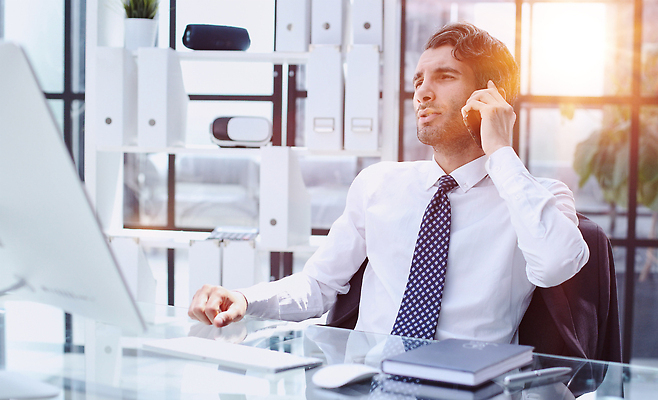 포토 JPG 해외이미지 백인 직업 라이프스타일 남자 비즈니스 사업가 청소년 모바일 세포 직장 실내 말하기 대화 한명 사람 앉기 20대 노트북 스마트폰 핸드폰 사무실 공책 외침 방 듣기 업무 비즈니스맨 사이버 무선전화기 전화기 책상 만족 해결 리빙 채팅 프로젝트 힙스터 해외202310 해외포토 서양인 1 패션 감정 가구 회사 모션 문구용품 청년 내부 생활 전자제품 스마트기기 소리 작업 직장인 파일형식