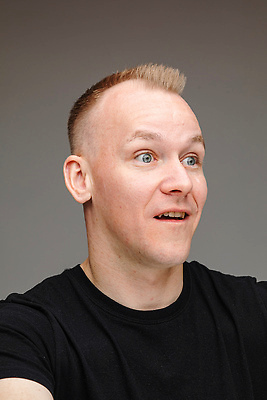 포토 JPG 해외이미지 백인 직업 라이프스타일 옷 남자 감정 포즈 백그라운드 실내 한명 사람 성인 내부 빛 방 회색 무대 문서 여권 충격 고립 혼란 혼자 카피스페이스 비어있는 해외202310 해외포토 서양인 1 컬러 컨셉 생활 공백 파일형식