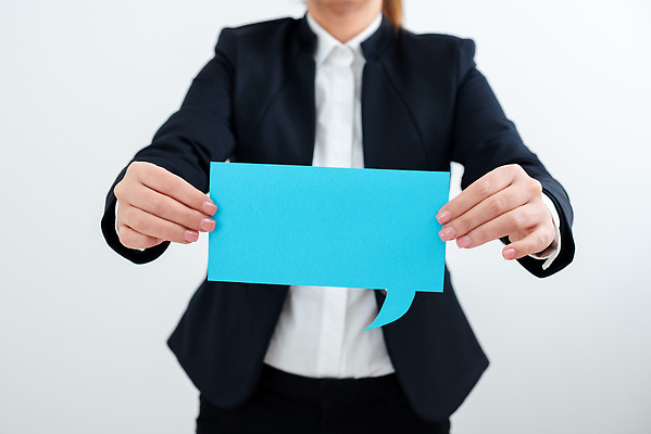 포토 JPG 해외이미지 여자 종이 백그라운드 말풍선 아이디어 한명 들기 상반신 성인 파란색 성인여자한명만 카피스페이스 해외202310 해외포토 1 컬러 컨셉 모션 사람 공백 여자한명만 성인여자만 파일형식