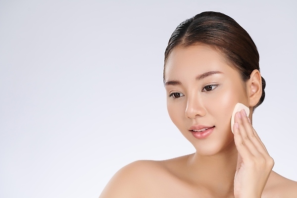 포토 JPG 해외이미지 여자 한명 들기 동양인 상반신 성인 앞모습 화장 뷰티 퍼프 파우더팩트 성인여자한명만 해외202310 해외포토 1 뷰포인트 모션 사람 인종 화장품 여자한명만 성인여자만 파일형식