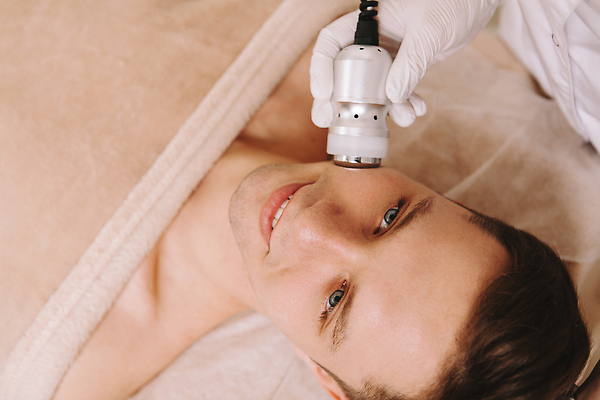 포토 JPG 해외이미지 직업 라이프스타일 얼굴 건강 병원 한명 치료 청춘 뷰티 상점 스파 기계 장비 환자 기구 업무 주름 고급 미용사 하락 소중 고객 피부 서비스 피부관리 닦기 테라피 순서 돌봄 해외202310 해외포토 1 컨셉 의학 모션 사람 생활 신체부위 작업 파일형식