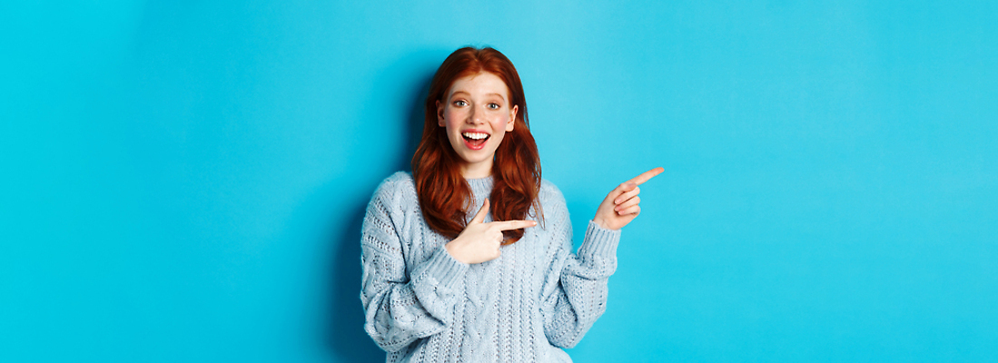 포토 JPG 해외이미지 백인 모델 1 학생 라이프스타일 헤어스타일 여자 행복 얼굴 백그라운드 크리스마스 겨울 휴가 새해 실내 한명 미소 사람 성인 10대 빨간색 파란색 쇼핑 청춘 뷰티 귀여움 스웨터 보여주기 생강 주근깨 빨간머리 내추럴 고립 스타일 제의 해외202310 해외포토 서양인 계절 기념일 감정 컬러 컨셉 상의 채소 모션 청소년 표정 내부 생활 신체부위 점 파일형식