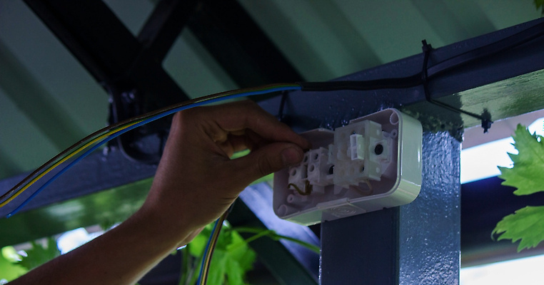 포토 JPG 해외이미지 직업 손 남자 산업 벽 노동자 주택 안전 사람 사람없음 힘 장비 에너지 공구 업무 기술자 엔지니어 드라이버 수리 콘센트 플러그 연결 서비스 순환 철사 고정 스위치 유지 계약자 설치 재주꾼 전압 현재 공급 배선 해외202310 해외포토 컨셉 모션 건물 신체부위 한자 도구 작업 계약 파일형식