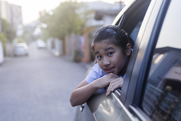 포토 JPG 해외이미지 백인 학생 응시 딸 행복 도로 어린이 여행 유니폼 생각 창문 학교 가족 교통시설 모션 자동차 자연 한명 미소 사람 앉기 소녀 야외 앞모습 여름 운전 관찰 승차 돌봄 해외202310 해외포토 서양인 1 시선 옷 계절 여자 교육 감정 길 육상교통 뷰포인트 교통 관계 표정 시설 생태계 파일형식