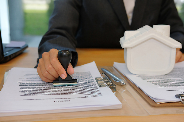 포토 JPG 해외이미지 모델 종이 비즈니스 텍스트 성공 주택 사람없음 금융 저축 비즈니스맨 비즈니스우먼 재산 어플리케이션 구매 위험 중개인 책상 계약 서식 문서 투자 고무 우표 보험 대출 빚 부동산중개인 승인 진짜 신청 해외202310 해외포토 직업 여자 남자 가구 컨셉 부동산 건물 경제 쇼핑 직장인 파일형식