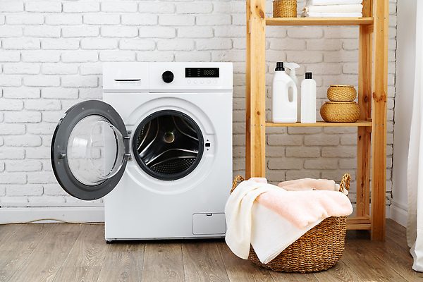 포토 JPG 해외이미지 가사 집안 선반 실내 사람없음 수건 빨래 드럼세탁기 빨래바구니 해외202310 해외포토 가구 내부 위생용품 바구니 세탁기 파일형식