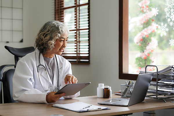 포토 JPG 해외이미지 응시 여자 노년 종이 할머니 창문 청진기 한명 앉기 상반신 옆모습 노트북 태블릿 사무실 펜 진료 의사 책상 처방 서류판 노인여자한명만 해외202310 해외포토 1 시선 뷰포인트 가구 비즈니스 의학 의료기기 모션 사람 성인 전자제품 스마트기기 필기구 사무용품 의료진 여자한명만 노인여자만 파일형식