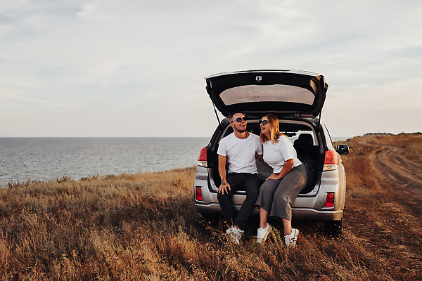 포토 JPG 해외이미지 커플 도로 바다 여행 2 관계 교통시설 자동차 남편 휴가 함께함 사랑 두명 물 선글라스 일몰 운전 아내 주말 자동 해외202310 해외포토 자연요소 감정 안경 길 육상교통 교통 컨셉 모션 사람 노을 시설 파일형식